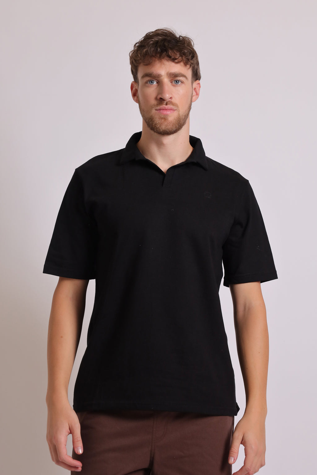 Remera Paul negra ANALOGE